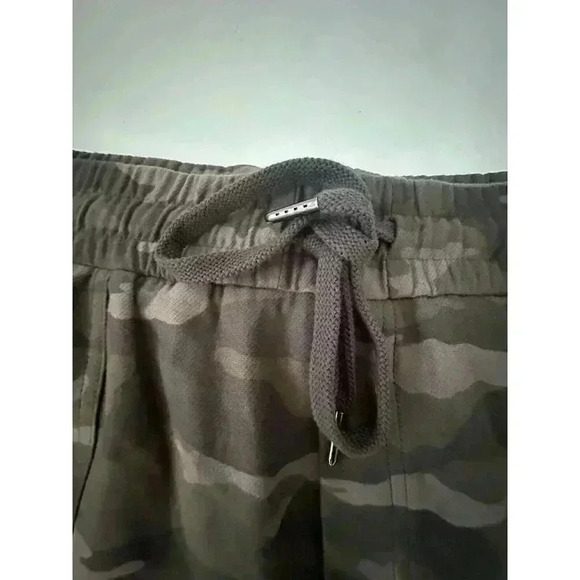 Athleta Black Olive Camo Farallon Elastic Waist Pockets Shorts Size 26 NEW - Picture 5 of 7